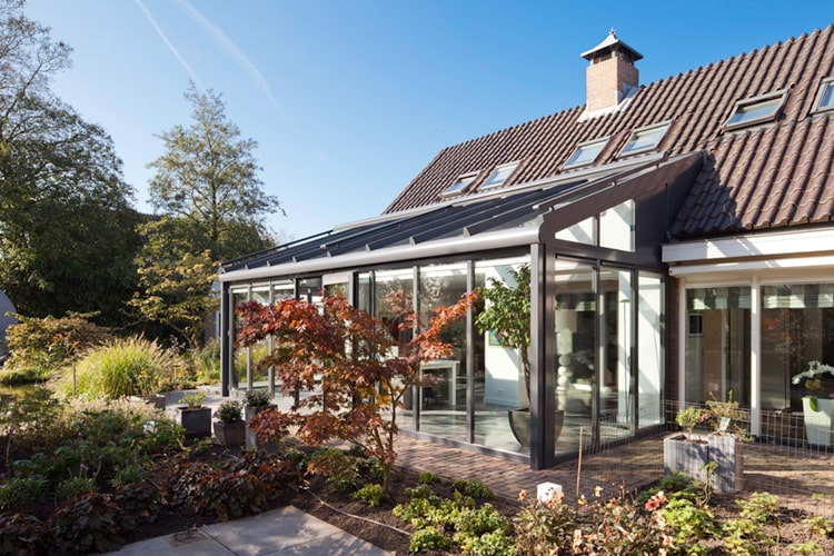 Ist der Wintergarten bis zum Herbst fertiggestellt, kann die Atmosphäre an den kalten Tagen im warmen genossen werden.