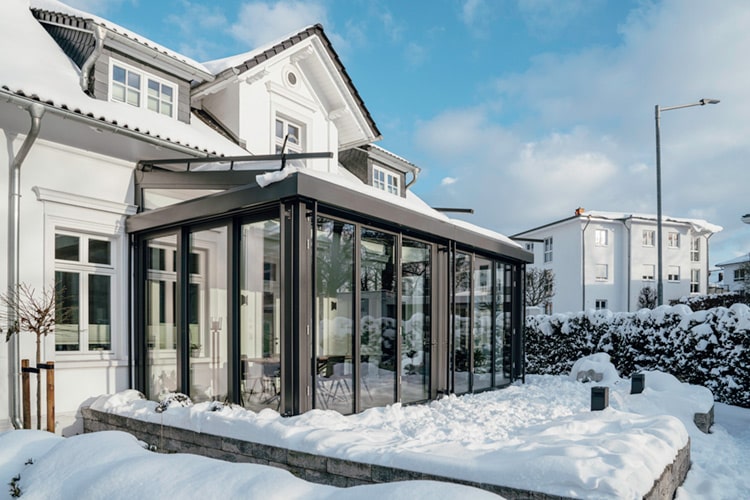 Das Spa-Haus ist dank der transparenten Solarlux Verglasungen mit der Natur verbunden und lädt sowohl im Herbst als auch im Winter zum Entspannen ein.